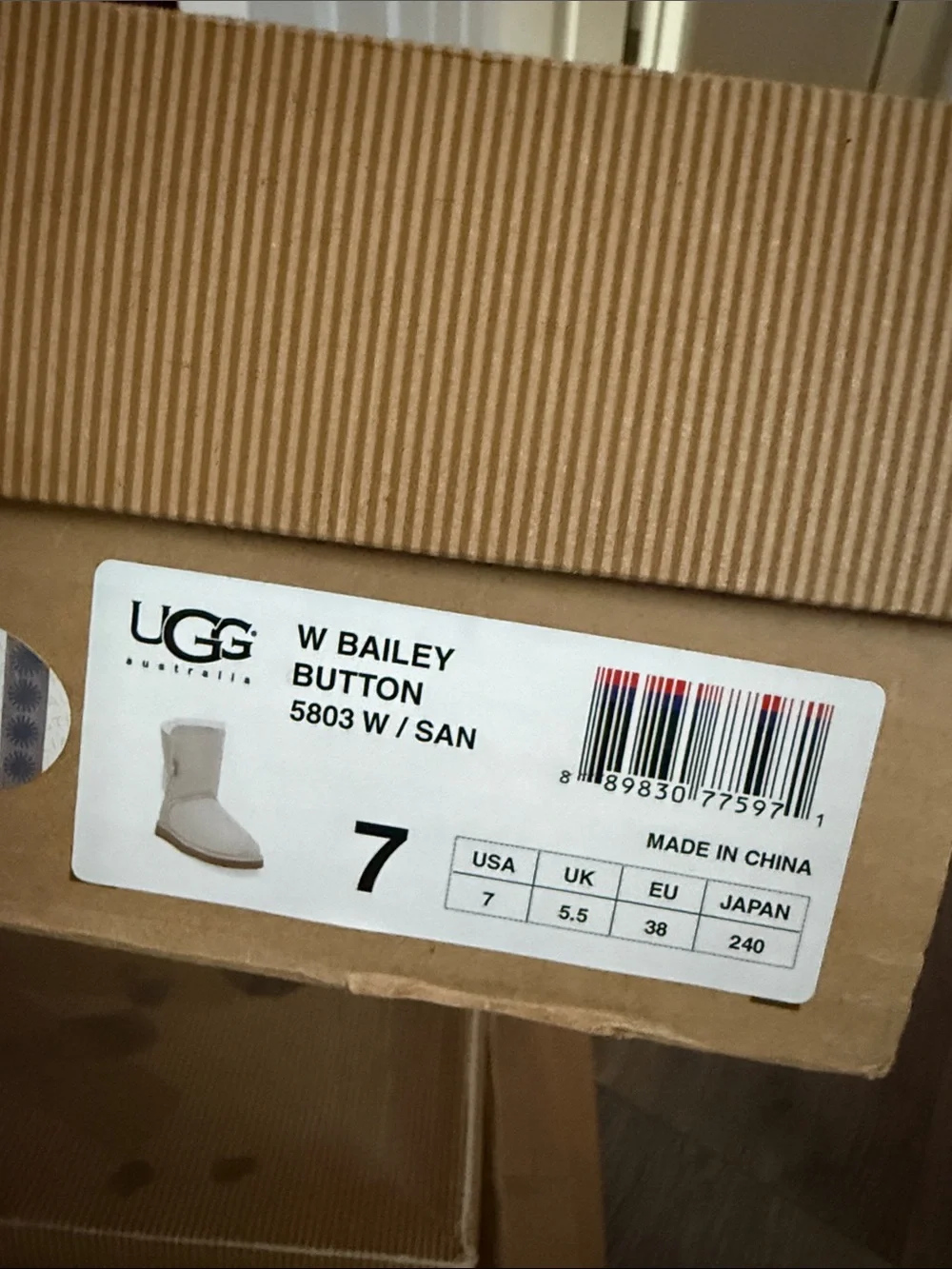 UGG W Bailey Button Boot in Sand/Tan